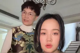 “老公赠予你” 和妈妈一起#弹唱 #世界赠予我的改编 #龄距离晚安