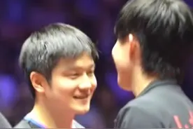 #樊振东 #王楚钦 二人微笑击掌，樊振东再次和小“咚咚”同框，并向大家挥手道别#咚咚#2025乒超联赛#樊振东七战七胜视频封面