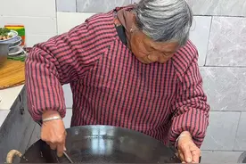 爷爷想吃炒花生，奶奶说今天给你炒个怪味花生吃，爷爷说这怪味花生就是怪得嘞！#新农人计划2024#农村美食#记录真实生活