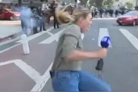 澳大利亚媒体记者在洛杉矶进行现场报道，被美国警察故意用橡皮子弹射击，当场发出惨叫视频封面