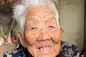 103岁的生命，不是风烛残年的暮景，而是如蓬勃朝阳，奶奶骑着三轮车赶集的身影，诠释着年龄只是数字，热爱生活、保持活力，才是生命最美的姿态 。#高寿老人 #热点 #纪录美好生活 #长寿奶奶 #农村生活 @DOU+小助手 @生活服务热点中心 @DOU+上热门视频封面