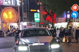 长沙解放西株洲千万网红衣哥坐着第七代劳斯莱斯幻影来解放西酒吧蹦迪、一出场霸气十足、气场太强大了、太帅了吧😂#劳斯莱斯幻影#衣哥 #长沙 #街拍 #dou是好车视频封面