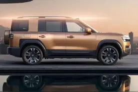 方程豹钛7配置怎么选，哪个版本值得买，首先钛7全系标配比亚迪天神之眼辅助驾驶系统、TSC高速爆胎辅助稳定控制系统、前双叉臂+后五连杆独立悬架、全车座椅通风/加热、全车真皮舒芙蕾座椅、前排座椅按摩/副驾腿托+一键舒享模式/后排靠背电调、26寸抬头显示（W-HUD）、前排2个50W无线快充等豪华舒适配置 135KM两驱Pro版在标配基础上增加了，天神之眼C辅助驾驶系统，15.6英寸高清中控屏、19寸轮毂、座椅靠背生态接口、前排远端侧安全气囊、驾驶员疲劳监测、后备箱220V电源、电吸尾门等亮眼配置 200KM两驱Max版、在135KM两驱Pro版基础上，纯电续航提升到了200公里，智能冷暖冰箱+PM2.5绿净系统、云辇-C智能阻尼车身控制系统+云辇预瞄系统、智能防晕车等舒享配置 如果你的预算在二驱版本的价格范围了，那么推荐选择200KM两驱Max版，纯电续航更长，无需频繁充电，用一个礼拜足够了，特别是云辇C+预瞄，过减速带，坑洼路面，起步刹车过弯，舒适性俯仰侧倾会好很多。 在看190KM四驱Max版，在200KM两驱Max版基础上增加智能电四驱、200kW后电机、零百加速4.5s、全速域轮端解耦技术等配置 190KM四驱Ultra版，在190KM四驱Max版基础上增加20寸轮毂+前定钳、天神之眼B-辅助驾驶激光版（DiPilot 300）、智能座舱高阶版-DiLink 150、迪声音乐座舱扬声器20扬、主动香氛系统、负离子空气净化器；选装灵鸢智能车载无人机系统等配置 如果你预算在四驱的价格范围内，那么推荐190KM四驱Ultra版，多了天神之眼B激光雷达版，支持城市领航，体验过城市领航的车主都知道，有了该功能开车真的轻松舒服多了，更加重要的是该版本支持选装灵鸢智能车载无人机系统，这可是自驾游，露营、户外游玩的必备神器啊。 #方程豹钛7配置怎么选 #保姆级导购 #说车聊车 #新车上市 #比亚迪