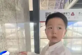 妈妈带宝宝赶高铁，候车厅接个电话的功夫，宝宝把妈妈身份证塞进墙缝里。网友：学到了 原来还可以这样操作#热门#万万想不到视频封面