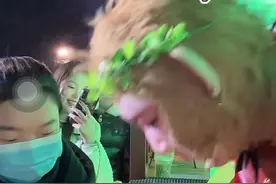 财富密码  猴哥媳妇就靠它了  #雪饼猴 #长春动植物公园 #在吉林花式过冬 #看一遍笑一遍 #抖音小助手   🎺作者声明：内容来源于网络视频封面