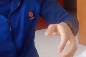 小伙把同学的项链装饰当戒指结果... “下次再也不乱戴了” （嘉祥大队）#消防员