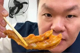 竞技体育就是这样残酷，没到最后一刻谁也想不到最后会以什么样的方式结束。比赛结果很重要，但是我们需要学会在逆境中成长，可能这次对方运气好一点，胜利的天平倾向了他们，但是我始终相信，坚持做好自己的，把每一场比赛中的细节都处理好，做个强大的男人，总有一天胜利会属于你的，赛场上有各种质疑声音也是好事，证明了比赛的焦作，精彩，大家都打出了自己的风采，这里也给在比赛中所有为胜利去努力的球员们点个赞，还有大家一定要身体健康，远离伤病！#朱芳雨 #用篮球表达心情 #Cba视频封面