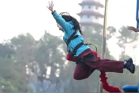 冲跳完整版蹦极，无任何裁切，看完！ #石燕湖蹦极 #长沙石燕湖蹦极 #感受极限运动下的自由美 #长沙好玩的地方推荐 #危险动作请勿模仿视频封面