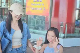 小酒窝好可爱好有礼貌，董璇把小朋友教的好好呀#董璇 #董璇女儿 #路人视角 #明星家庭 #白鹿祝小酒窝生日快乐