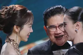 视后宋佳的荣耀时刻，来自姜妍的拥抱，曹可凡老师的激励#宋佳 #姜妍 #曹可凡