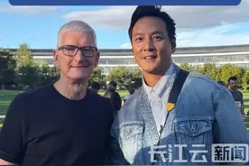 吴彦祖参加苹果发布会，晒和库克合影，库克火速回应#吴彦祖 #库克 #苹果手机 #美国 #iphone17