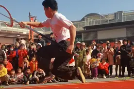 国际武术冠军黄文城展示“洪拳虎叉”动作刚猛有力，攻守兼备，招招带风#武术 #发扬传武精神 #粤西洪拳黄文城视频封面