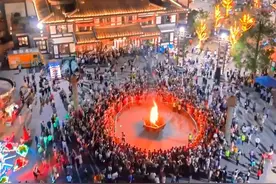 云南一年一度的火把节又来了，曲靖南中爨城将于6月27日到7月10日举行盛大的火把狂欢节，来一起点燃属于曲靖人的快乐！#曲靖  #2025南中爨城火把节  #南中爨城2025非遗焰火民俗节  #机位天才已就位  #春日机位代言人视频封面