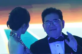 可见第一次主持大型活动的姜妍还是有点小紧张，大屏空档向曹可凡老师请教中#姜妍 #曹可凡