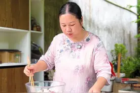 山脚下，几户人家的烟囱中升起袅袅炊烟，那淡淡的烟火气，为这清新的乡村气息增添了一抹温暖的人间味道。#我的乡村生活 #新农人计划2025#乡村美食满满的烟火气