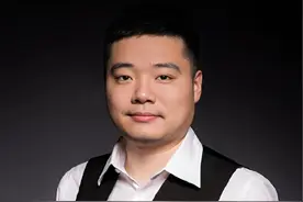 “在斯诺克的历史长河中，他已经成为了一个传奇，但这成功的背后，远远离不开父亲对他的大力支持”#明星背后故事 #丁俊晖 #斯诺克 #台球 #花姐明星故事视频封面