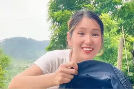 野外收回的蜜蜂怎样过箱才不飞逃所有的细节和注意事项都在这里哦 你是不是从野外收回了一群蜜蜂，养着养着飞跑了。那是因为你还不知道这3个关键的操作，只要你学会了3这点，就等于用绳子拴住了蜜蜂，想跑都跑不了，视频有点长，请耐心看完，在帮忙点个免费的收藏加关注，一，蜂箱没有经过处理有异味蜜蜂特别讨厌有异味的蜂箱，新箱子和老箱子最好用火烧一下，去除异味的同时还能让蜜蜂产生安全感，二、过箱时间不对很多人不分时间去过箱，早晨和中午是蜜蜂最活跃、最暴躁的时间，所以一倒进蜂箱，蜜蜂就像洪水一样涌出来。而下午天黑前过箱，蜜蜂有一个回巢的天性，这时候过箱，蜜蜂就会拼命的往蜂箱里面钻。第3步也是最关键的一部，中华蜜蜂有念子情绪，过箱要用一张封盖子脾给它过箱，如果没有子脾晚上用1:1的蜂蜜水给他进行奖励饲喂，因为蜂群经过不稳定之后，如果你给他喂点蜂蜜水，它尝到了甜，马上会放下戒备，然后把多余的蜂蜜储存上皮，这样也可以起到引蜂上皮的作用，如果你也喜欢养蜜蜂，别忘了点亮红心，如果你遇到养蜂的难题可以打在评论区我会一一解答哦#蜜蜂 #养蜂人 #户外找蜂 #诱蜂 #农村生活 @蜂妹子小号 @DOU+小助手 @抖音创作小助手 @创作灵感小助手