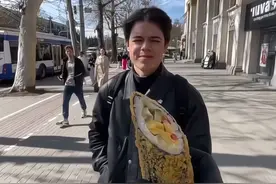 过期了？那你还吃的这么香🤭… #随机投喂 #街头美食的诱惑力有多大 #抖音美食推荐官 #户外拍摄