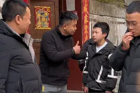 原来拍视频的时候联系到的他们。已经有差不多三年了。这个温和的女人是峰峰的姑姑，在峰峰六个月的时候开始都一直到姑姑家抚养长大，姑姑一直把他当成自己的小孩抚养，到现在峰峰已经十多岁了。十几年如一日的照顾这个姑姑这个家庭真的让我感到非常的伟大。#平凡的人不平凡的事 #农村生活 #生活纪实视频封面