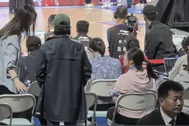 迪亚洛受伤倒地痛苦捶打地板，裁判回看录像犯规升级 #dou来cba #dou是球评人 #cba热门 #山西男篮 #北京男篮视频封面