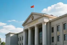 #军事博物馆预约 五分钟教你怎么成功预约上军事博物馆|||五分钟教你怎么成功预约上军事博物馆 #军博预约 只需5分钟抢到军博门票成功率99% 近期军博门票政策发生了一些改变，大家要注意。 1.暑期博物馆通票暂时没法用 2.60岁以上老人免预约走绿色通道 订票难度增加了，怎样才提高订票几率呢？ 一、提前准备 信息录入:中国人民军事博物馆 小序，在“个人中心-参观者 信息”里先填写好预约人的信息，这样到时候 不会耽误时间。(最多10人，但预约的时候只能选 5个，所以人多建议多部手机抢) 提前预约:提前8天下8:00 17:0020:00点预约门票。 二、抢票步骤 提前15分钟进入页面:比如17点的，差不多16:45的时候就 可以进入“个人预约”页面等候放票。从17:00开始不断刷 新，出现票的瞬间选定你要参观的时间段(上午/下午)。提 前想好你要参观的时间段，不要犹豫，直接提交订单。如果 刷不出来别着急，退出重试。#军博 #军博门票     #值得一去的博物馆