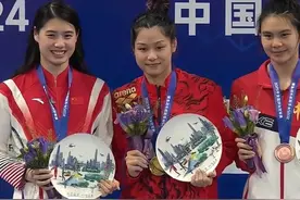 张雨霏100米蝶泳惜败摘银，余依婷以57秒30的成绩夺冠🏆#张雨霏 #余依婷 #王一淳视频封面