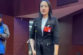 不要向这个世界上任何东西低头，该怎么生活，全凭自己的努力和选择。不要尽力而为，而要全力以赴。即使我们没有出色的外表和能力，也要有压倒一切的霸气，用自己的光照亮自己的路。#共鸣 #活成自己喜欢的样子 #新时代女性视频封面