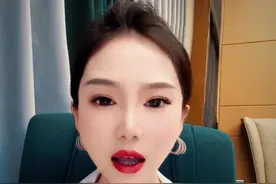 弹舌不丢人！方言不是“羞耻”的标签，而是文化血脉的印记 一、当阳从来不是“单一口音”的符号，地域差异本就是文化丰富的证明 当阳城区与乡镇的口音差异，本质是地域生活轨迹的自然沉淀——就像长江水蜿蜒过不同河床会形成不同滩涂，当阳话在不同乡镇的流变，是祖辈们依着山水、伴着农事打磨出的语言特色。河溶的弹舌音，是当阳方言谱系里鲜活的一支，它带着泥土的质朴、田埂的韵律，和城区口音一样，都是“当阳”这棵大树上生长出的枝叶。若有人以“弹舌”论“乡里”，以口音划“高低”，本质是对当阳地域文化多样性的无知——难道玉泉寺的钟声与沮漳河的号子，能因调子不同就分出贵贱吗？当阳的灵魂，本就藏在这“十里不同音”的烟火气里。 二、“代表当阳”的从来不是口音，而是对家乡的赤诚与贡献 我用带着弹舌音的乡音，在春晚舞台上说出“我是湖北当阳人”时，观众记住的是当阳的名字；我在省级赛事中捧回奖杯时，颁奖词里写的是“当阳选手”的荣光。这些成就，从不是靠“口音是否够城市化”换来的，而是靠当阳人骨子里的坚韧与才华赢得的。若有人觉得“弹舌音”不配代表当阳，那请问：当阳的英雄烈士们用当阳土话喊出“保家卫国”时，他们的乡音可曾被嫌“丢人”？当阳的匠人用带着乡音的吆喝叫卖手工艺品时，这声音可曾辱没了“当阳匠心”？真正代表当阳的，是血脉里的热爱与行动中的担当，而非舌尖上的刻板偏见。 三、贬低方言弹舌音，是对文化根脉的“数典忘祖” 如今，随着城市化进程，农村学校消失、普通话普及，当阳话里的弹舌音正像老屋檐角的风铃，渐渐轻响渐微。当我们用“丢人”否定自己的方言特色，本质是在亲手剪断文化传承的线索——就像嫌弃老祖宗留下的陶罐“粗糙”，却不知那泥土里烧着千年的烟火。若干年后，当孩子们再也发不出弹舌的“当阳味”，那些曾嘲笑乡音的人，才会明白自己丢掉的不是“土气”，而是当阳独一无二的文化胎记。 四、请记住：方言的消失，从来不是“进步”的勋章，而是文化多样性的哀歌 当阳话的弹舌音，不是“乡里人”的标签，而是当阳方言活态传承的见证。它不需要被“纠正”，而需要被听见；不需要被贬低，而需要被珍惜。若有人执意用口音划分“城里”与“乡里”，那不是你的“乡音”丢人！是他们认识的狭隘！别让乡音成了“被嫌弃的过去”，当我们敢于为自己的方言骄傲，才是对当阳文化最好的守护。#弹舌  #张不萌 #宜见钟情新动宜昌 #信义当阳#宜见钟情星动宜昌