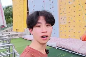 你有挑战过攀岩吗 第一次攀岩，好久没运动了，在上面爬不上去，又怕掉下来的无力感，谁懂，最后是体力耗尽了！#户外运动 #攀岩墙 #攀岩