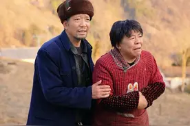 不管你在外挣了多少钱，不管你在外当多大的官，老家是我们丢不掉的根！父母在农村生活一辈子，城里再好，他们还是想留在老家，希望通过这个视频能引起在外工作、打拼的游子们共鸣，父母关心父母，体谅父母，陪伴父母，孝顺，孝顺，顺者为孝#重钢别墅视频封面