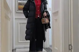 今天穿酒红色毛衣，搭配长款羽绒服，又保暖又好看😊
