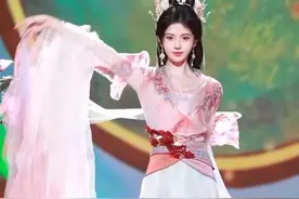 #江苏卫视ai荔枝春晚  #鞠婧祎  一袭红衣惊艳亮相，演唱国风歌曲《壁上观》。宿命般的旋律搭配小鞠故事感的演唱，一幅幅画卷彷佛在屏幕前缓缓铺开，带我们领略别样的曲中韵味#江苏卫视春晚