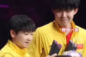 #王楚钦孙颖莎同台合影 ，合影结束王楚钦把手捧花抛了。#王楚钦  #孙颖莎 #WTT重庆冠军赛视频封面