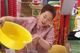 一个视频给大家分享：我是怎样做出酸爽脆甜的糖醋蒜#糖醋蒜腌制 #大蒜腌制方法 #记录真实生活 #农村生活 #黄秋霞