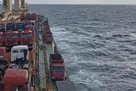 远洋船航行到亚丁湾海域时，遇到了海盗驾驶的小艇，为了防海盗登船，海员们开始用自制的防海盗工具驱离海盗。视频封面