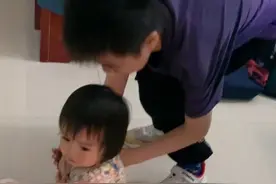#人类幼崽#人类幼崽越养越上头 #骗你生女儿   暑假了妹妹更黏哥哥了，怕被哥哥撵出去。进房间就坐地上。