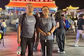 #记录旅行时光 夜爬泰山，晚上10从红门到第二天早上4点07分，历经6个小时，在途中衣服干了又湿，湿了又干，同时还面临陡峭的山路，在泰山夜爬，不像黄山、峨眉山，中途偶尔有长长的平路，让游客稍作调整，泰山是一直埋头登山登山，的确是很累，但看到清晨的日出，感觉一直都值了！