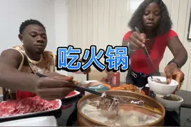 请非洲孩子吃火锅，涮羊肉、大虾统统锅里倒，今天这顿解馋了视频封面