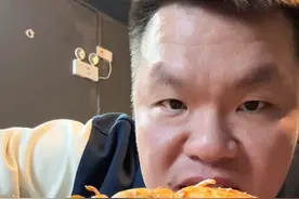 让我们牢记前辈们的艰苦奋斗和奉献精神，激励一代代篮球人不断追求卓越！#朱芳雨 #中国篮球名人堂 #不负热爱视频封面