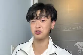 大学证件照： 你管他红底蓝底，一寸两寸！全都拍，基本都能用上！最重要的是好看！#大学生 #证件照 #青年创作者成长计划 #一人分饰多角