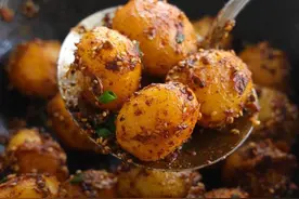 土豆脑袋集合！烧烤小土豆做法简单，一口一个粉粉糯糯全家抢着吃 #一口吃掉春天 #舌尖上的乡村美食 #吃下这一口烟火气 #普通的饭菜都是家的味道 #解锁土豆神仙吃法