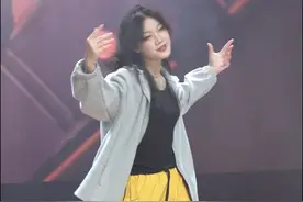 #成都七中 #独属于学生时代的魅力 #多才多艺 #演出现场视频 大方自信展示舞蹈，引来现场尖叫声不断。请欣赏舞蹈《不眠之夜》！视频封面