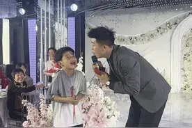 小朋友真是太坏了，把我气的话都不会说了😂#小花童 #婚礼演出 #结婚现场 #婚礼主持 #婚礼现场气氛 @婚礼主持人何杰视频封面