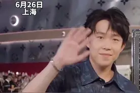 王楚钦出席品牌活动，松弛感拉满！扛住了闪光灯，看见话筒却…… #王楚钦 #上海