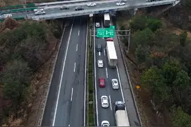 大广高速（G45）是我国南北纵向的交通大动脉，全称为“大庆至广州高速公路”，全长约3430公里，北起黑龙江省大庆市，南至广东省广州市，贯穿中国南北多个省份，包括黑龙江、吉林、内蒙古、河北、北京、河南、湖北、江西、广东等。#高速公路 #基建狂魔 #大广高速 #中国基建#交通 