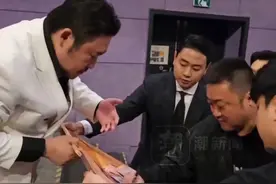 男子模仿马东锡追星成功，当事人：看到我 马东锡愣住了一直看着我，他人很好 还给我签名照和礼物视频封面