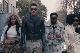 在伦敦秀场街头挑战随机走秀，这里面藏了一点我的小心机，你有看出来吗？#胡兵在伦敦时装周