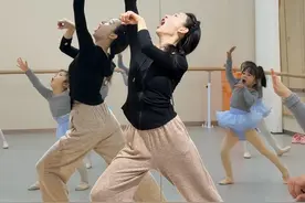 #台下指挥教师表情包 #第三视角 叮铃铃🔔上课啦🩰@抖音短视频 @DOU+小助手视频封面