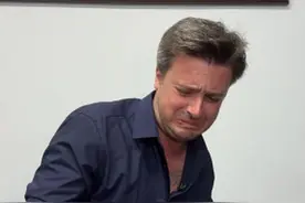 给法国叔叔品尝北京饮品中的显眼包……怪不得北京人爱看外地人表演喝豆汁#超离谱的饮料届显眼包 #舌尖上的抖音 #夏天的味道在抖音 #喝一口就爱上 #豆汁挑战视频封面