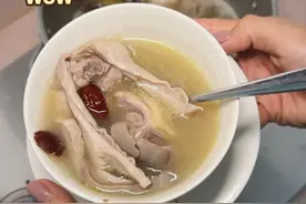 驱寒暖胃的广东靓汤：胡椒猪肚煲鸡加了一条牛肋条后发现汤更绝了👏这个冬天一定要试试哦；还有我的转啊他又来了😆🤣我爱你转转#广东汤谱分享 #厚皮橙 #胡椒猪肚鸡火锅 #家常菜 #天冷了吃点啥